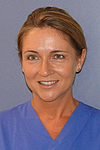 Porträt Dr. med. Beate Brinkmann, junge Frau in blauer Dienstkleidung, Gastroenterologin Uniklinik Rostock 