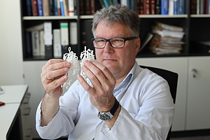 Prof. Dr. Lamprecht mit kleinen Modellen in der Hand, Gastroenterologe Uniklinik Rostock