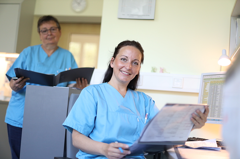zwei Schwestern in blauer Dienstkleidung mit Patientenakten, gastroenterologie rostock uni 