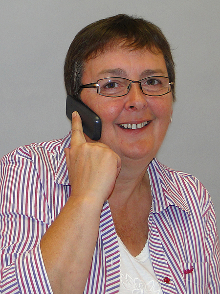 Porträt Schwester Karin am Telefon
