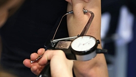 Ärztin misst das Körperfett am Arm